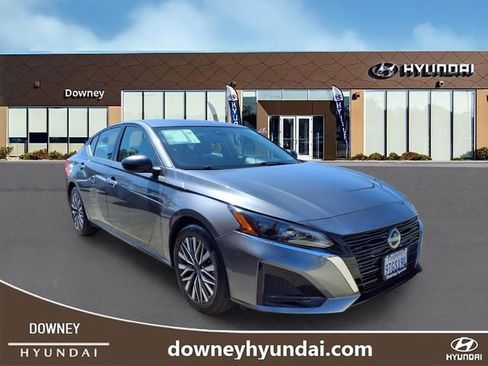 Used 2025 Nissan Altima 2.5 SV image 2