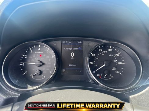 Used 2018 Nissan Rogue SV w/ Premium Package image 13