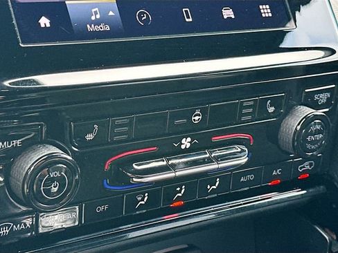 Used 2023 Jeep Grand Cherokee Altitude image 19