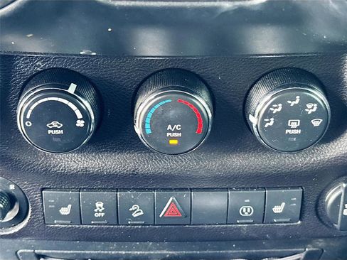 Used 2018 Jeep Wrangler Unlimited Sahara AWD/4WD image 14