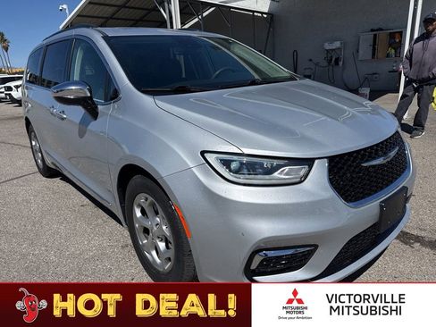 Used 2023 Chrysler Pacifica Limited w/ Uconnect Theater Family Group FWD image 1