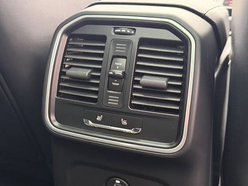 Certified 2025 Porsche Macan AWD/4WD image 31