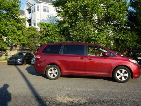 Used 2013 Toyota Sienna LE w/ Towing Pkg FWD image 3