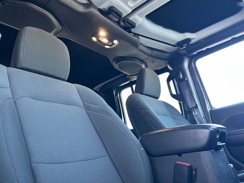 Used 2021 Jeep Gladiator Sport image 17