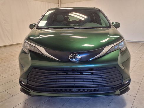 New 2026 Toyota Sienna XLE image 2
