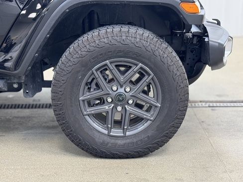 Used 2024 Jeep Gladiator Sport image 4