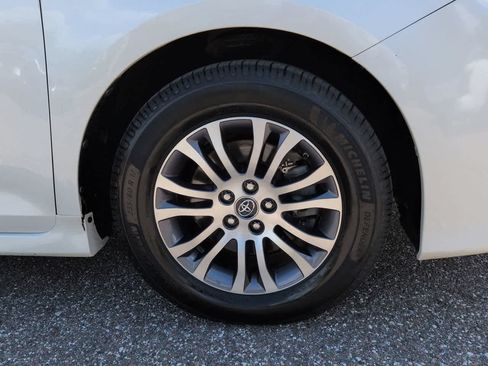Used 2019 Toyota Sienna XLE FWD image 11