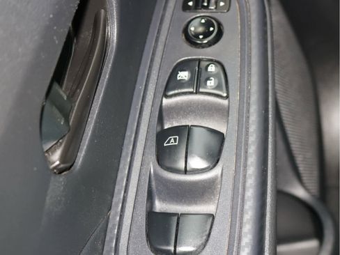 Used 2020 Nissan Versa S FWD image 17