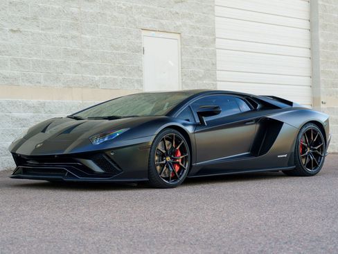 Used 2017 Lamborghini Aventador S AWD/4WD image 2