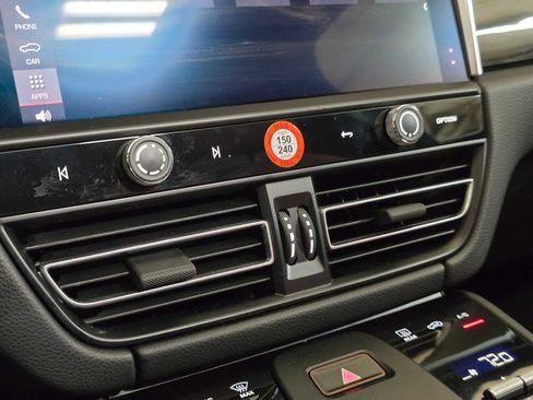 Used 2024 Porsche Macan image 31