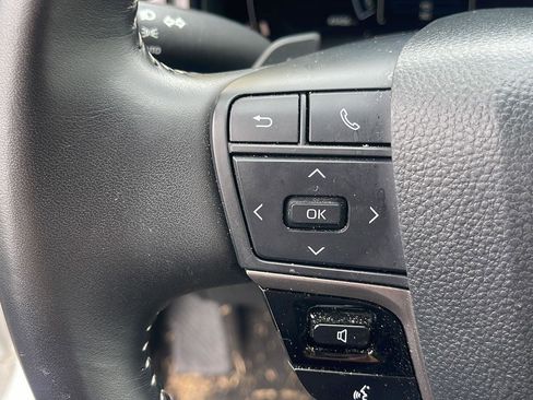 Used 2025 Toyota Camry SE FWD image 14