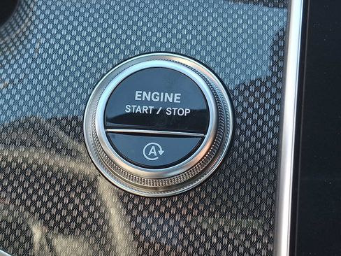 Used 2025 Mercedes-Benz C 300 4MATIC Sedan image 18