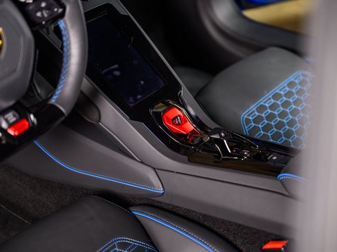 Used 2023 Lamborghini Huracan EVO image 32