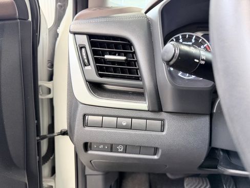 Used 2023 Nissan Rogue SV AWD/4WD image 36