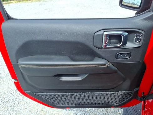 Used 2025 Jeep Wrangler Unlimited Sahara AWD/4WD image 24