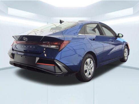 Used 2025 Hyundai Elantra SEL FWD image 2