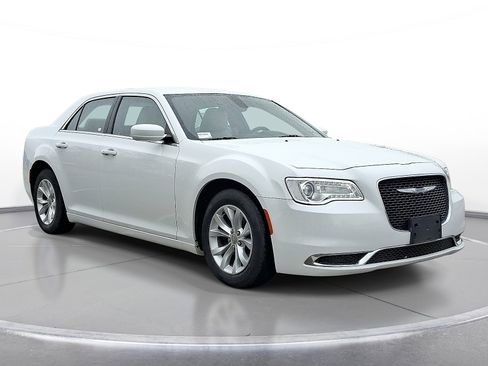 Used 2015 Chrysler 300 Limited RWD image 1