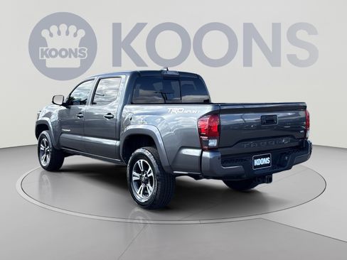 Used 2018 Toyota Tacoma TRD Sport w/ Technology Package RWD image 4