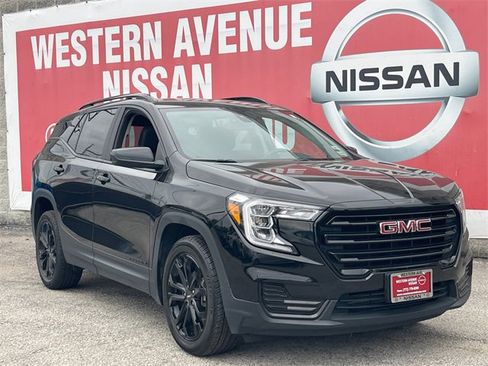 Used 2022 GMC Terrain SLE w/ Driver Convenience Package image 2