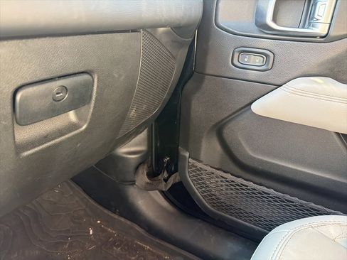 Used 2023 Jeep Gladiator Overland image 22