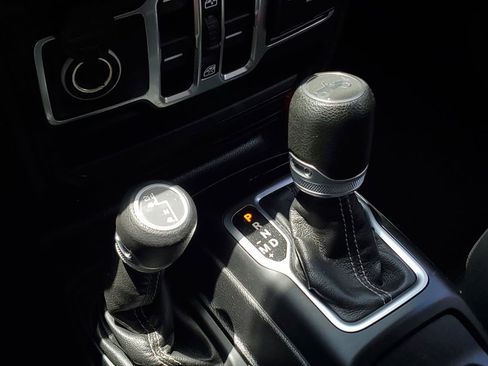 Used 2020 Jeep Wrangler Unlimited Sahara AWD/4WD image 31