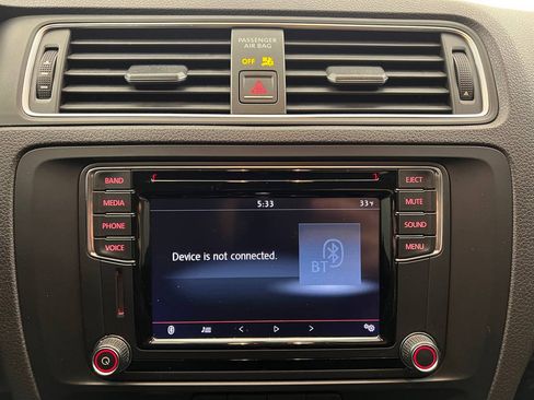 Used 2017 Volkswagen Jetta SE image 19