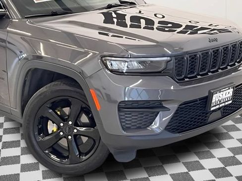 Used 2023 Jeep Grand Cherokee Altitude AWD/4WD image 34