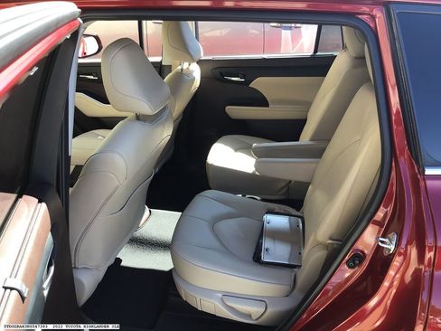 Used 2022 Toyota Highlander XLE image 13