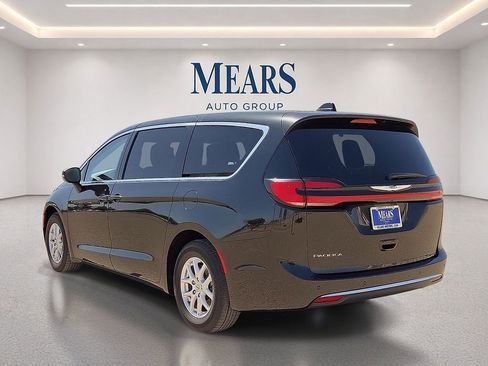 Used 2023 Chrysler Pacifica Touring-L FWD image 3