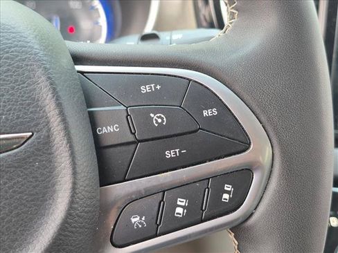 Used 2024 Chrysler Pacifica Touring-L FWD image 11