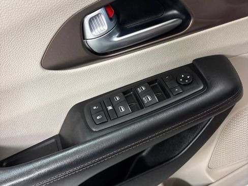 Used 2019 Chrysler Pacifica Touring-L FWD image 18