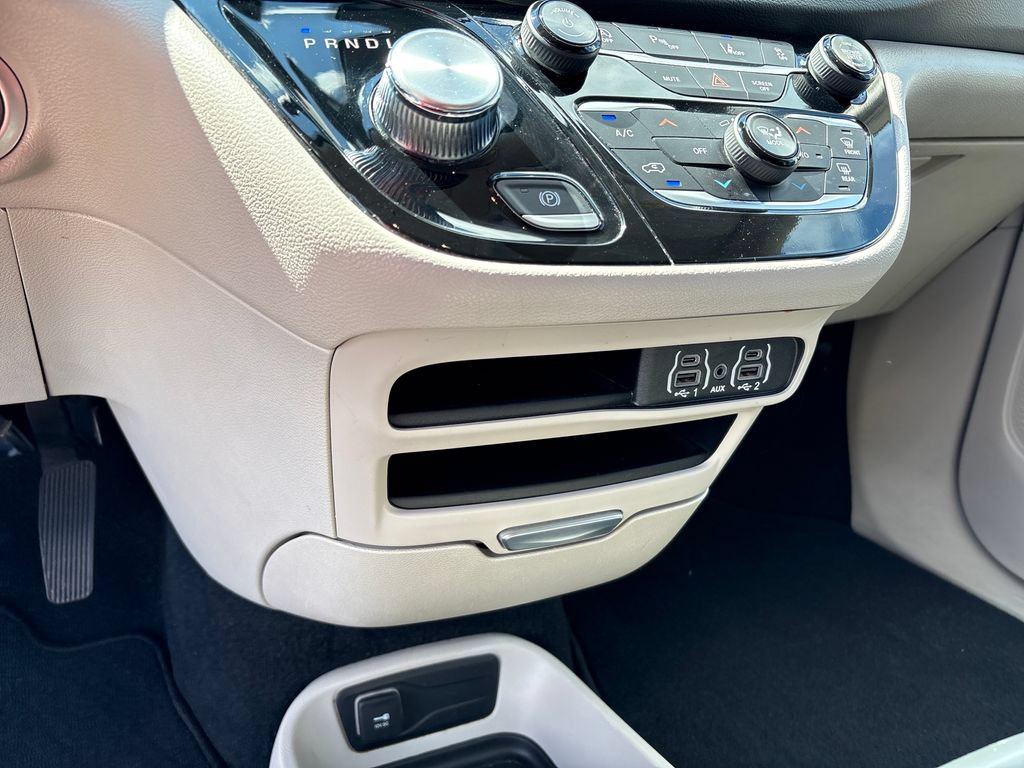 Used 2024 Chrysler Pacifica Touring-L FWD image 39