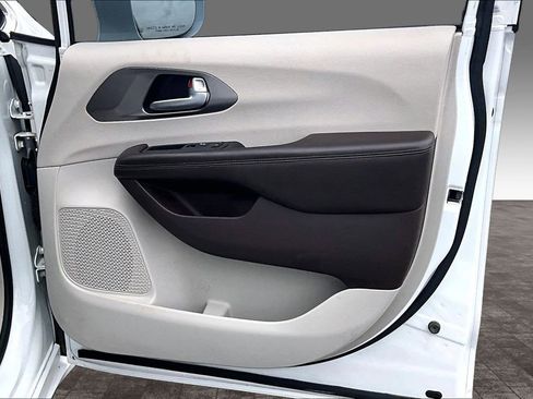 Used 2018 Chrysler Pacifica Touring-L image 13