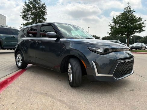 Used 2025 Kia Soul LX w/ LX Technology Package FWD image 4