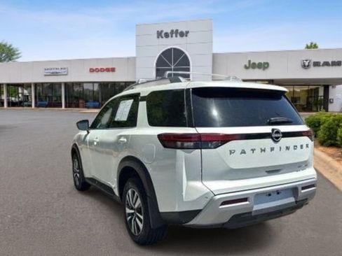 Used 2024 Nissan Pathfinder SL AWD/4WD image 3