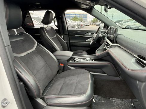 Used 2025 Ford Explorer ST image 24