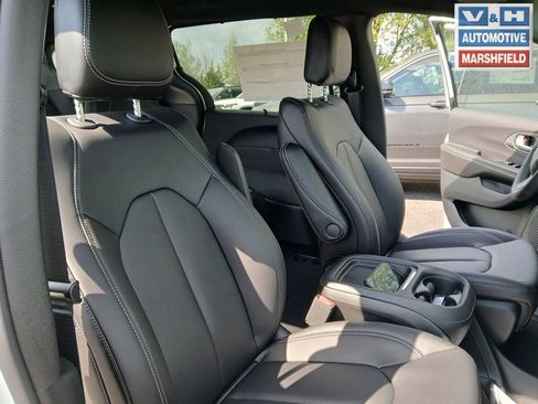 New 2027 Chrysler Pacifica Select w/ Family Tech Group AWD/4WD image 37
