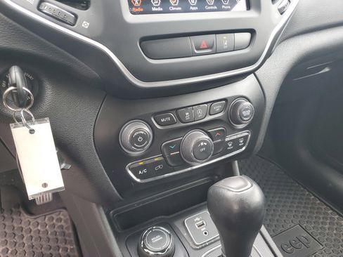 Used 2022 Jeep Cherokee Latitude w/ Sun & Sound Group AWD/4WD image 19