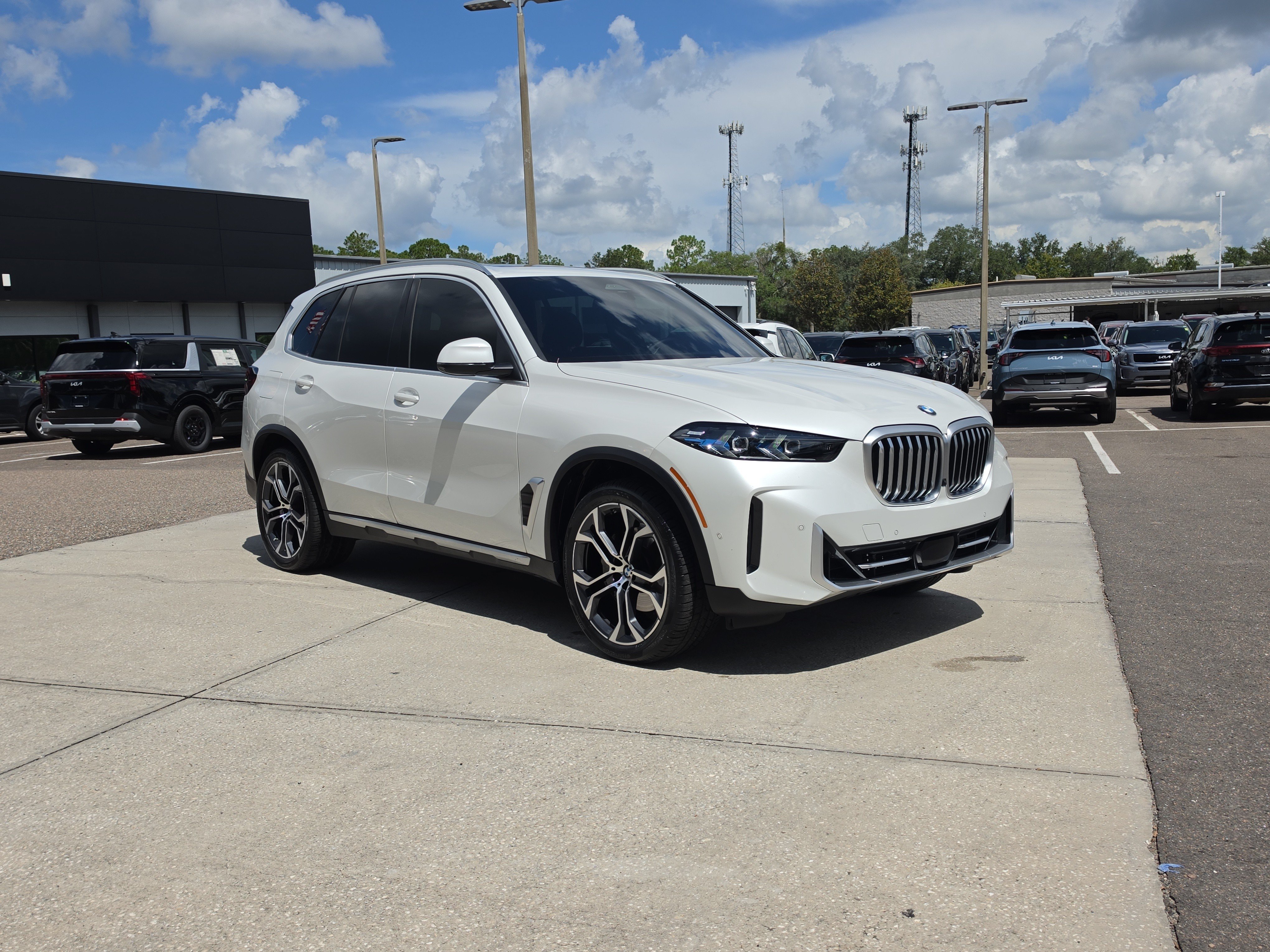 Used 2024 BMW X5 sDrive40i w/ Premium Package RWD image 2