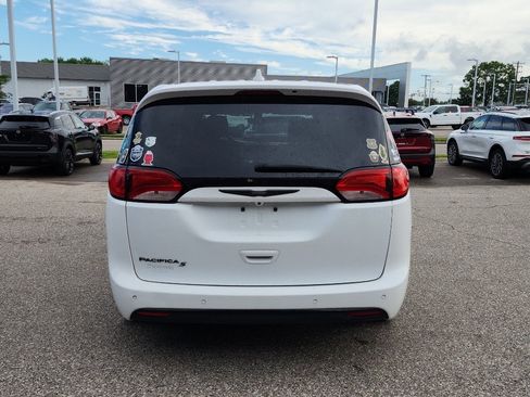 Used 2018 Chrysler Pacifica Touring Plus w/ S Appearance Package FWD image 6