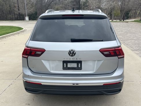 Certified 2022 Volkswagen Tiguan SE w/ Panoramic Sunroof Package image 9