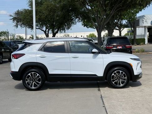 Used 2025 Chevrolet TrailBlazer LT image 3