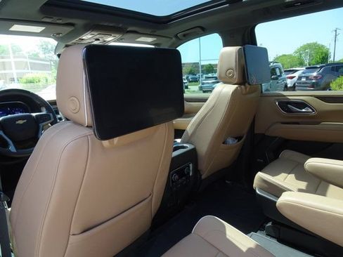 Used 2024 Chevrolet Suburban Premier w/ Advanced Technology Package AWD/4WD image 17