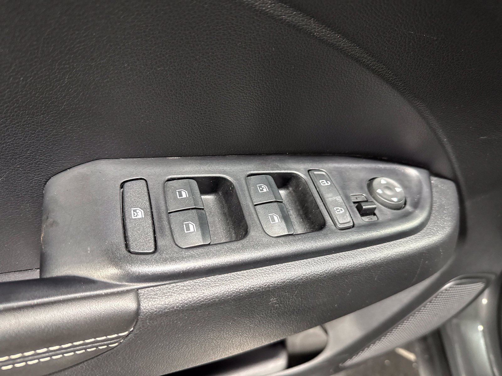 Used 2022 Hyundai Venue Limited FWD image 22