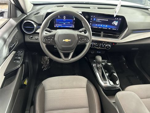 Used 2025 Chevrolet Trax LT FWD image 22