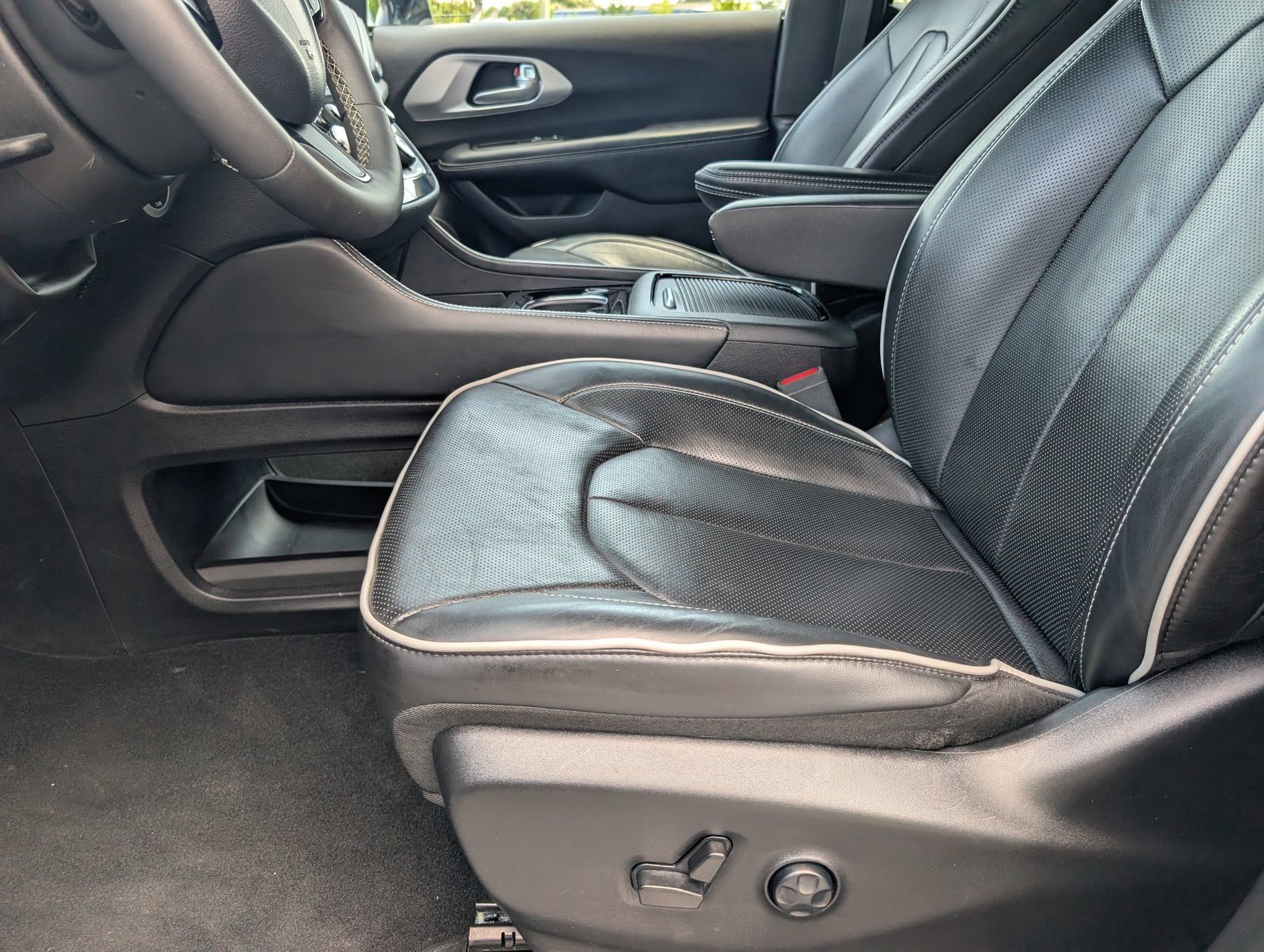 Used 2025 Chrysler Pacifica Limited FWD image 16