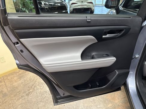 Used 2021 Toyota Highlander XLE image 25