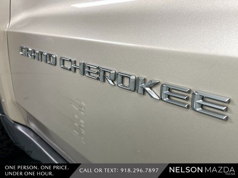 Used 2014 Jeep Grand Cherokee Limited w/ Luxury Group II image 18