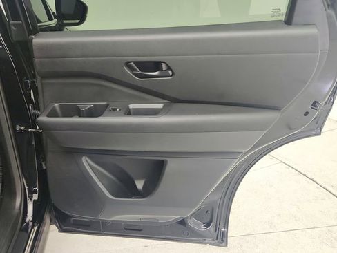 Used 2025 Nissan Pathfinder SV image 34