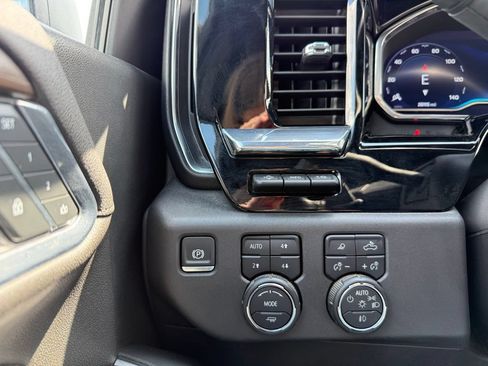 Used 2025 Chevrolet Silverado 1500 High Country w/ Technology Package AWD/4WD image 12